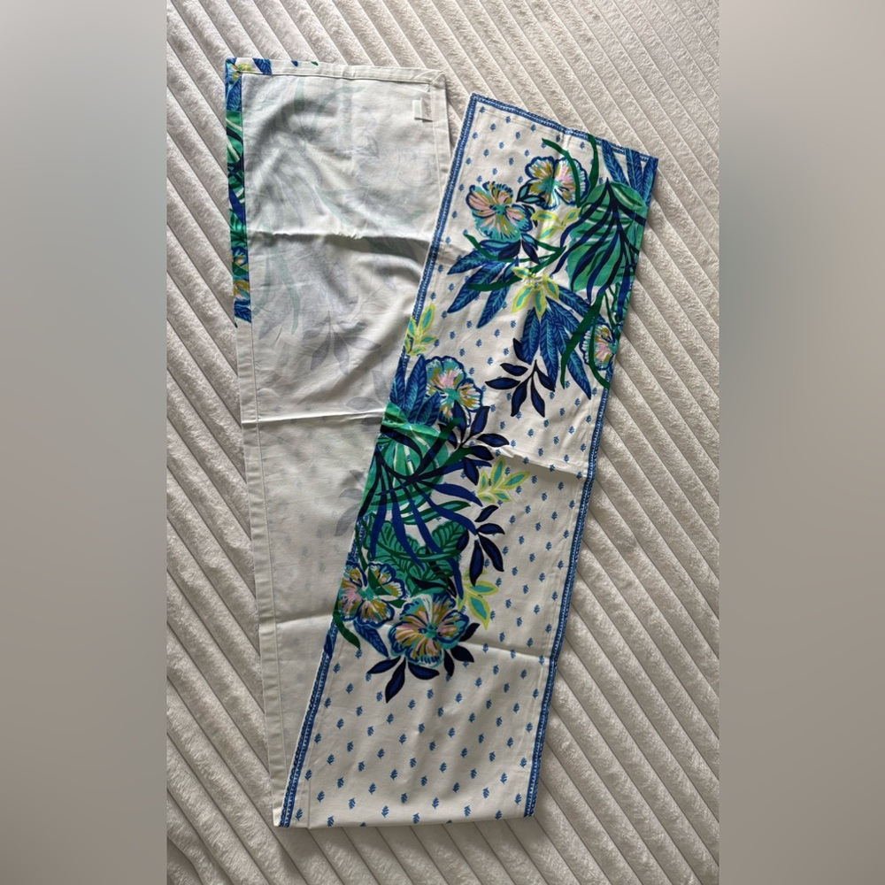 Lilly Pulitzer Table Runner 14 x 90 inches
In the Hottest Spot pattern 
NWOT - Picture 4 of 5